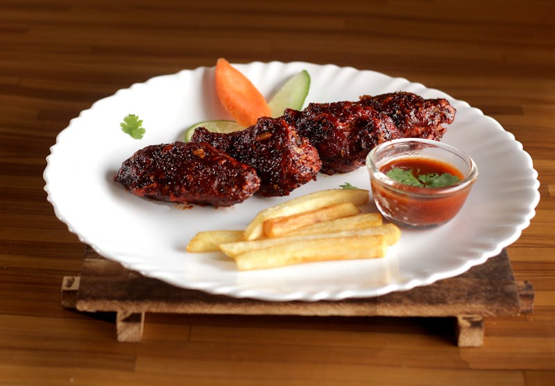 Buffalo wings with ranch dipping sauce